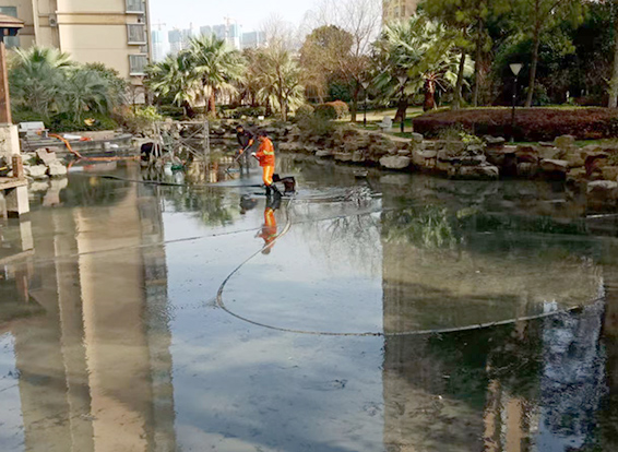 东海景观池淤泥清理