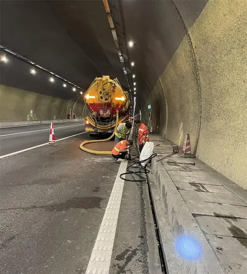 东海隧道排水渠清淤